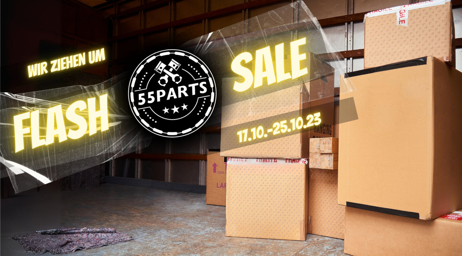 Gestapelte Kartons in einem LKW mit 55Parts Flash Sale 17.10.-25.10.23 Text in Deutsch.