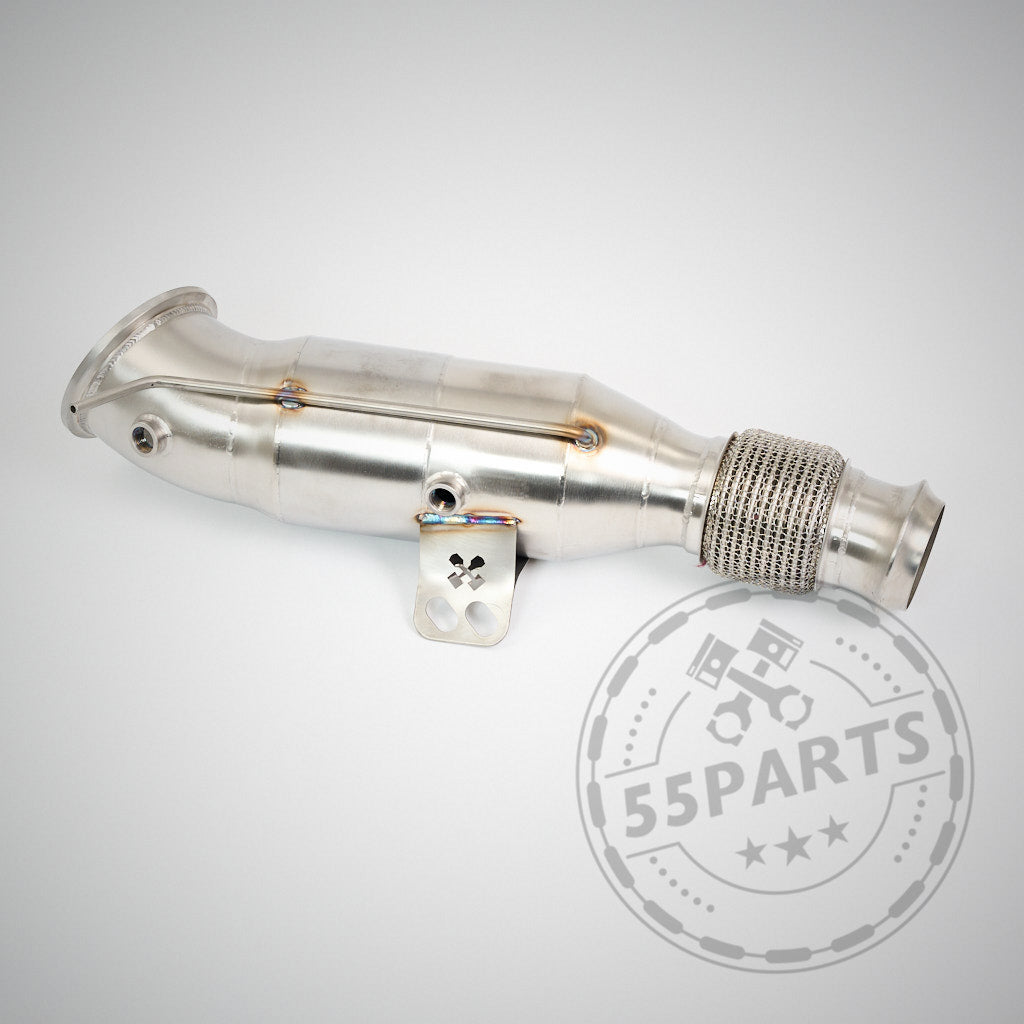 55Parts Eintragbare 300 Zeller Downpipe B58 für BMW M140i, M240i, 340i, 440i, 540i, 640i & 740i (F/G Serie, OPF & Non-OPF), Edelstahl mit flexiblem Abschnitt und strömungsoptimiertem Design auf hellem Hintergrund mit Logooverlay.
