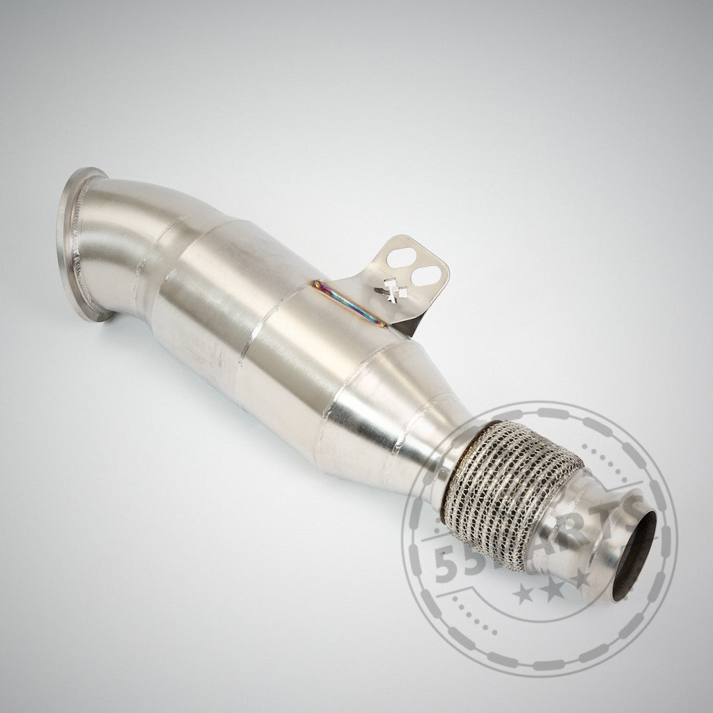 Die 55Parts Eintragbare 300 Zeller Downpipe B58 für BMW M140i, M240i, 340i, 440i, 540i, 640i, und 740i (F/G Serie OPF & NON OPF) von 55Parts ist mit einer flexiblen Verbindung auf einem schlichten hellen Hintergrund dargestellt.