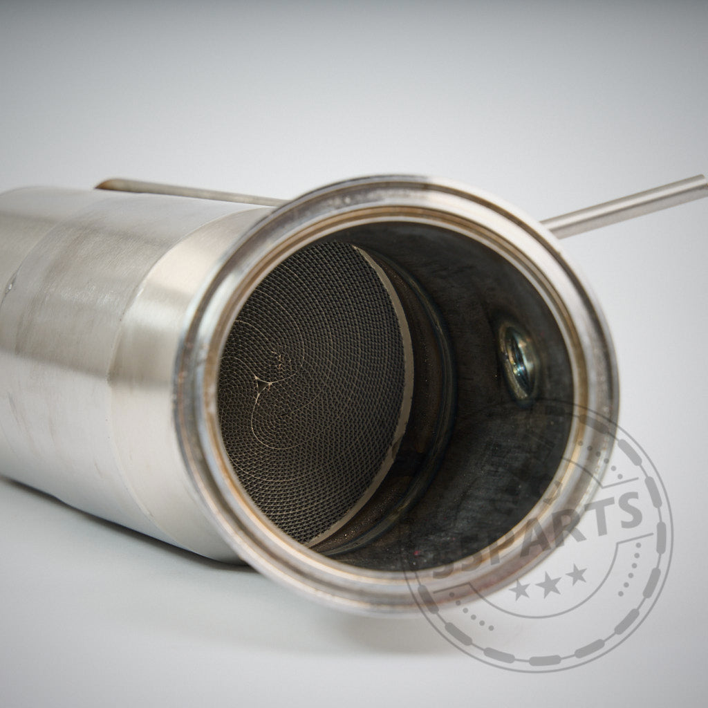 Eine Nahaufnahme der 55Parts Eintragbare 300 Zeller Downpipe B58 für BMW M140i, M240i, 340i, 440i, 540i, 640i, 740i F- & G-Serie (OPF & Non-OPF), die den Edelstahlkörper und die sichtbare Wabenstruktur des Katalysators zeigt.