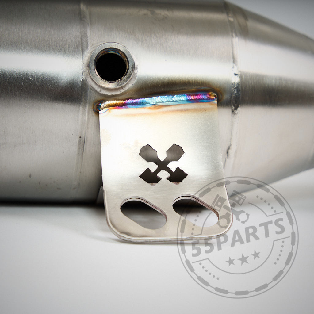 Nahaufnahme der 55Parts Eintragbare 300 Zeller Downpipe B58 für BMW M140i, M240i, 340i, 440i, 540i, 640i, 740i (F & G Serie OPF/NON OPF) mit angeschweißter Halterung mit ausgeschnittenem X-Design und runder Öffnung.