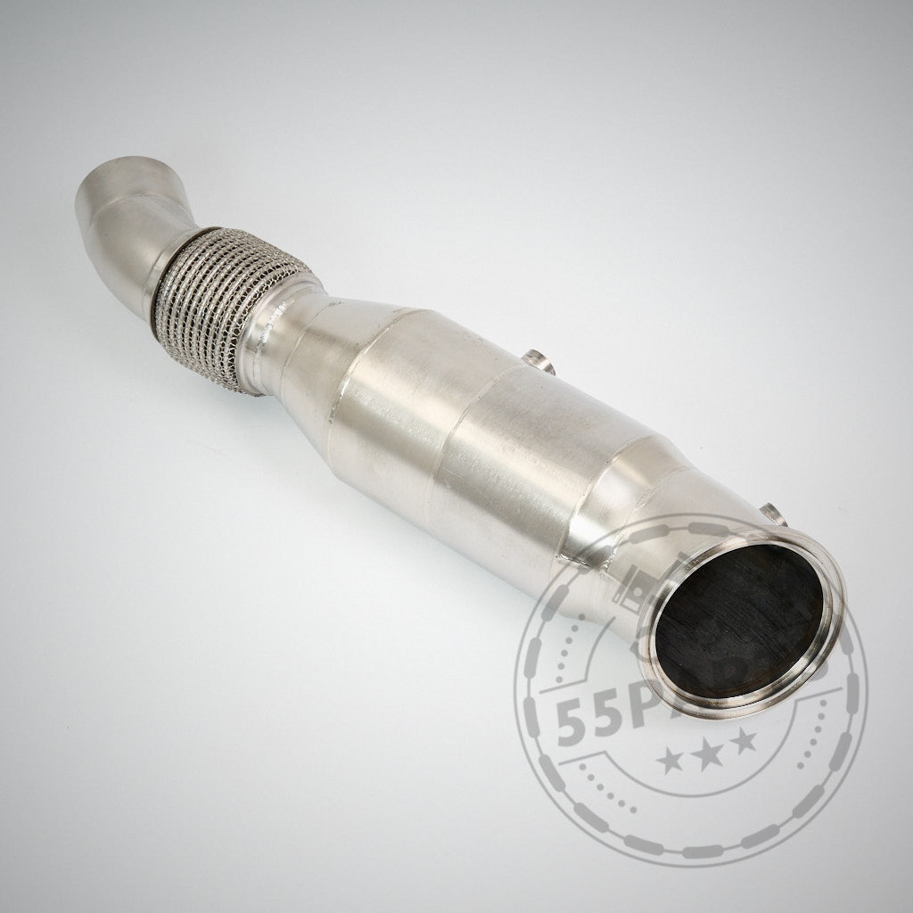 Die 55Parts Eintragbare 300 Zeller Downpipe B58 ist ein strömungsoptimiertes Edelstahl-Auspuffrohr mit Mesh-Flex-Profil für die BMW M140i, M240i, 340i, 440i, 540i, 640i und 740i F & G Serie OPF/Non-OPF Modelle.