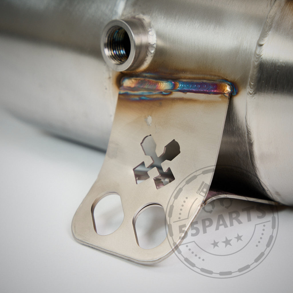 Nahaufnahme der 55Parts Eintragbare 300 Zeller Downpipe B58 für BMW M140i, M240i, 340i, 440i, 540i, 640i und 740i (F- & G-Serie; OPF/Non-OPF), mit Schweißspuren und ausgeschnittenem Logo auf weißer Fläche.