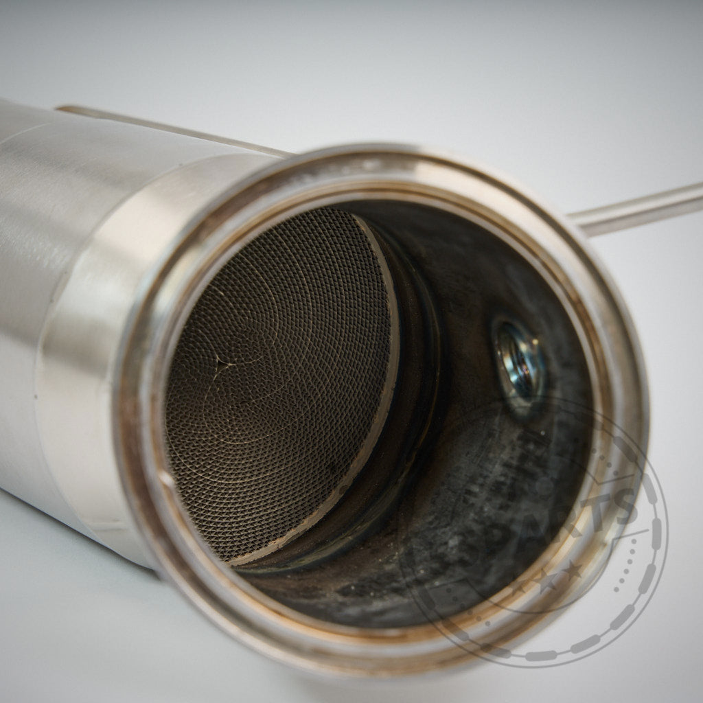 Nahaufnahme einer 55Parts Eintragbare 300 Zeller Downpipe B58, mit feinmaschigem Innenleben, passend für BMW M140i, M240i, 340i, 440i, 540i, 640i, und 740i F- und G-Serie OPF und Non-OPF Modelle.