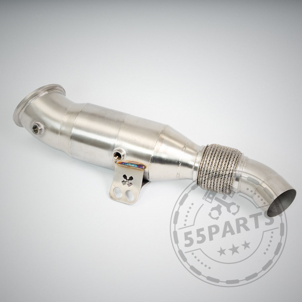 Die 55Parts Eintragbare 300 Zeller Downpipe B58 ist eine strömungsoptimierte Edelstahl-Downpipe mit Flexabschnitt für BMW M140i, M240i, 340i, 440i, 540i, 640i, und 740i (F/G Serie; OPF & NON OPF), abgebildet auf einem einfarbigen Hintergrund.