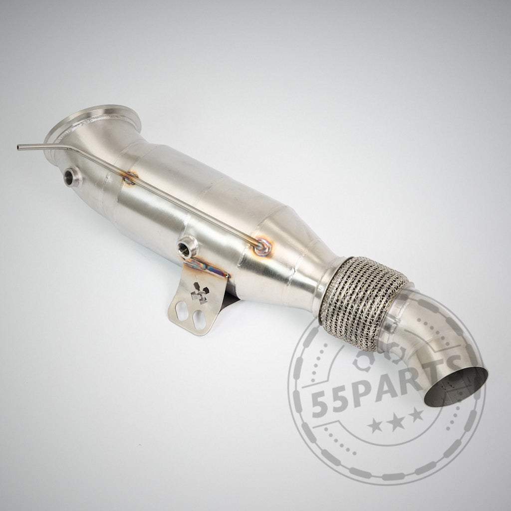 55Parts Eintragbare 300 Zeller Downpipe B58 aus Edelstahl mit flexiblem Gelenk für BMW M140i, M240i, 340i, 440i, 540i, 640i, 740i (F- und G-Serie; OPF und NON OPF), präsentiert vor neutralem Hintergrund.