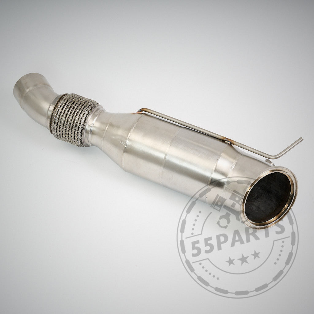 55Parts Eintragbare 300 Zeller Downpipe B58 aus Edelstahl mit Flexstück und Halterung für BMW M140i, M240i, 340i, 440i, 540i, 640i, 740i (F-/G-Serie, OPF und Non-OPF) vor weißem Hintergrund.