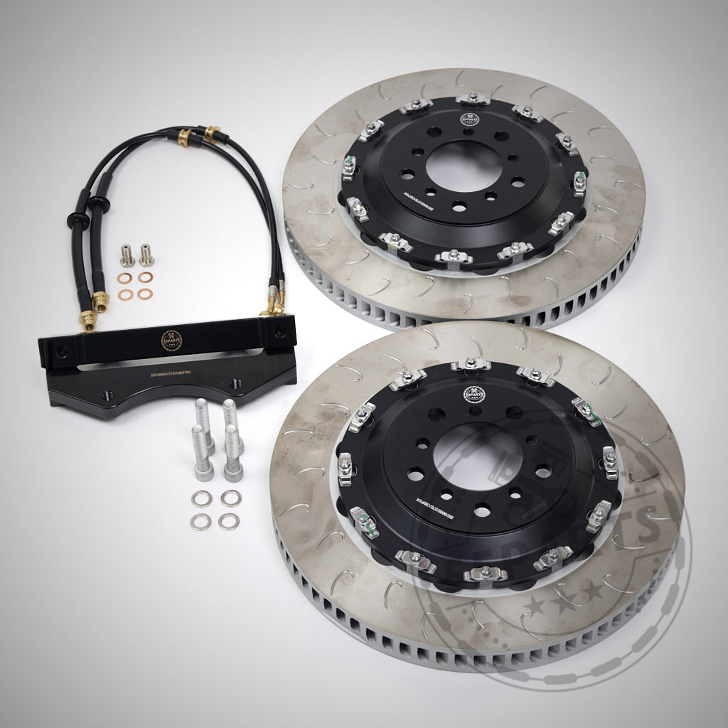 Das 55Parts-Special: AP Racing Pro 5000 R CP9665 Big Brake Kit umfasst zwei belüftete Rotoren mit schwarzen Naben, eine schwarze Halterung, Bremsleitungen und Montageteile – perfekt passend für BMW-Modelle, die Serienbremsen für den Rennstreckeneinsatz aufrüsten.