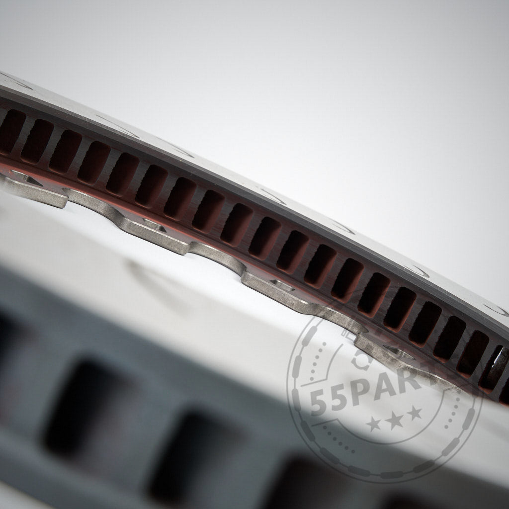 Nahaufnahme einer 55Parts Special Aftermarket Track Reibringe J-Hook Scheibe (ähnlich CP5772-2068/2069) für AP Racing Bremsanlagen, mit belüftetem Design und inneren Kühlrippen - ideal für den Einsatz auf der Rennstrecke oder in BMW Bremsen.
