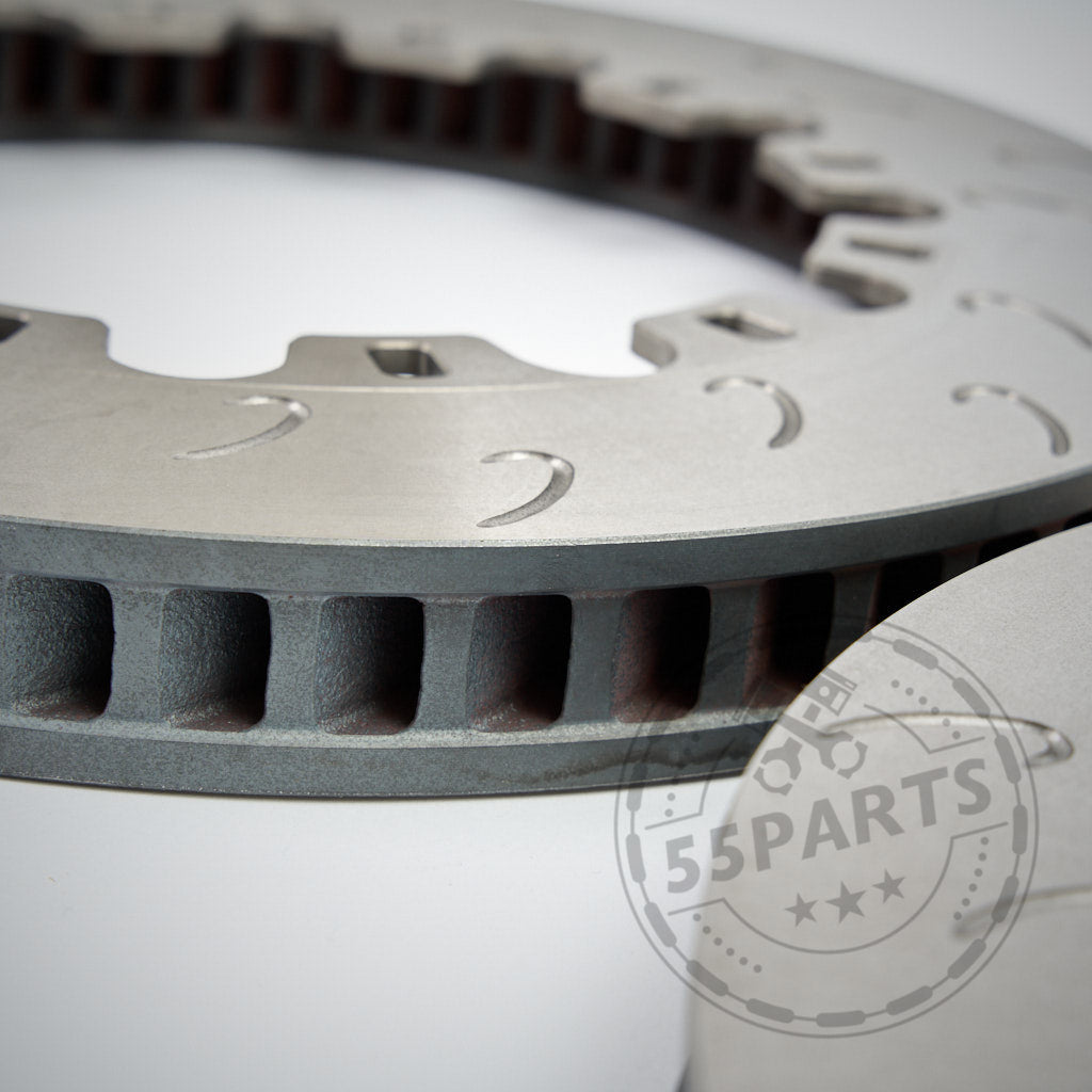 Nahaufnahme von zwei grauen 55Parts Special Aftermarket Track Reibringe J-Hook Scheiben, teilweise überlappend auf weiß-geeignet für AP Racing Bremsanlagen und Track Verwendung, ähnlich CP5772-2068/2069.