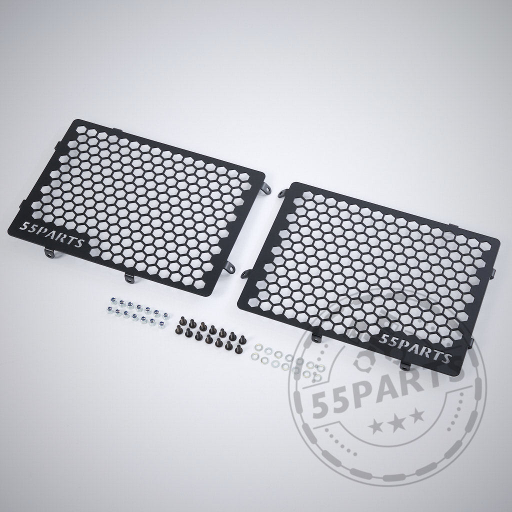 Zwei schwarze 55Parts Special Aluminium Radhaus-Gitter für G8x M2, M3 und M4 Modelle, inklusive Schrauben und Muttern - ideal für Trackday-Setups.