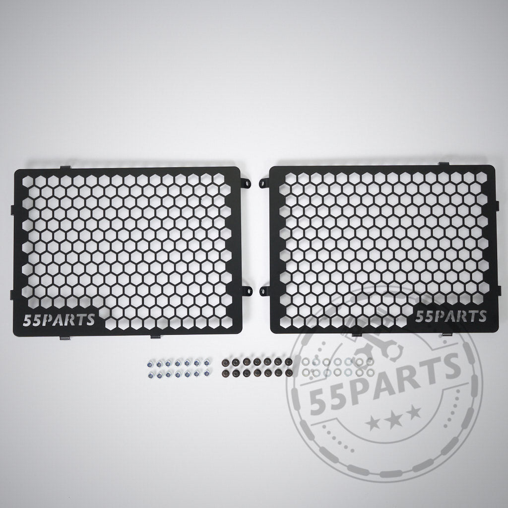 Zwei schwarze 55Parts Special Aluminium Radhaus-Gitter mit Schrauben und Muttern, ideal für G8x M2, M3 und M4 Trackday-Setups, dargestellt auf hellem Hintergrund.