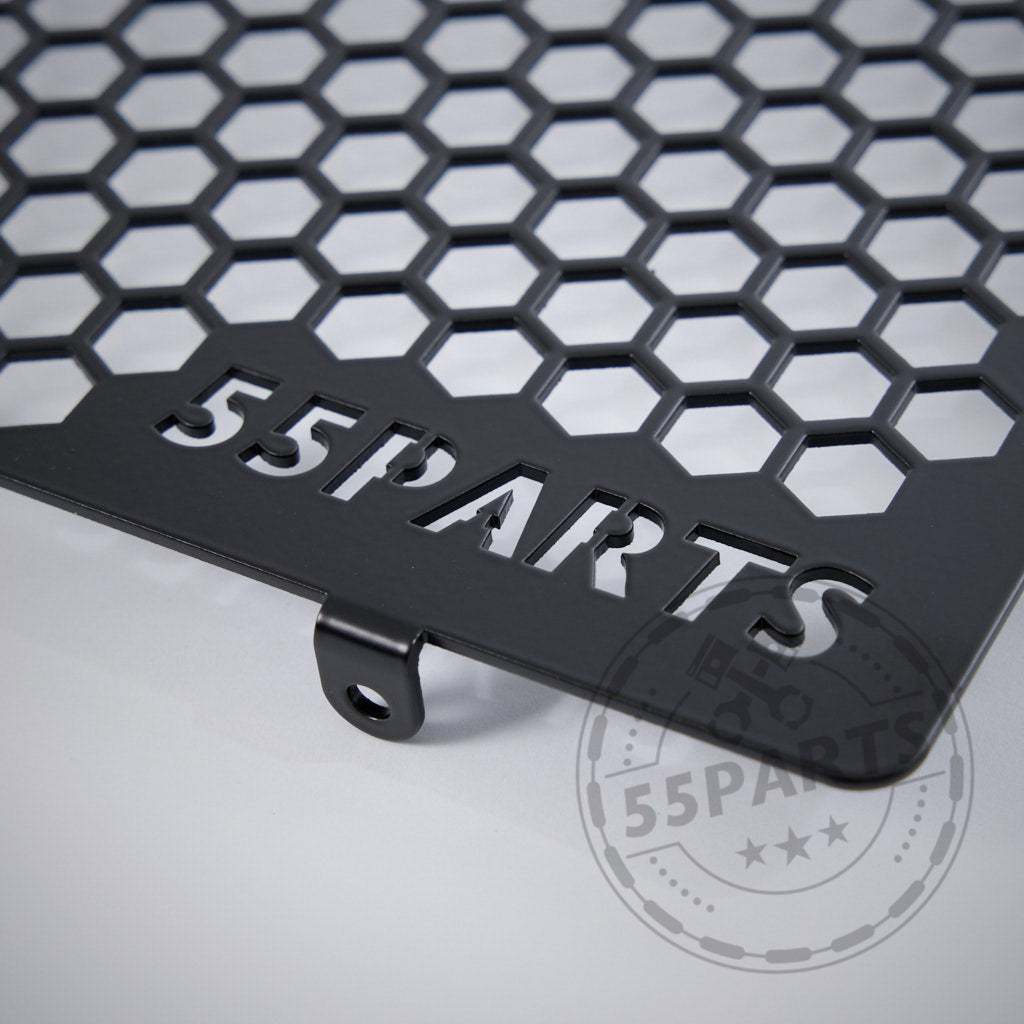 Der 55Parts Special: Aluminium-Radhaus-Gitter für die G8x-Modelle M2, M3 und M4 hat sechseckige Ausschnitte und ein G8X-Motiv am unteren Rand, hier auf hellem Grund.