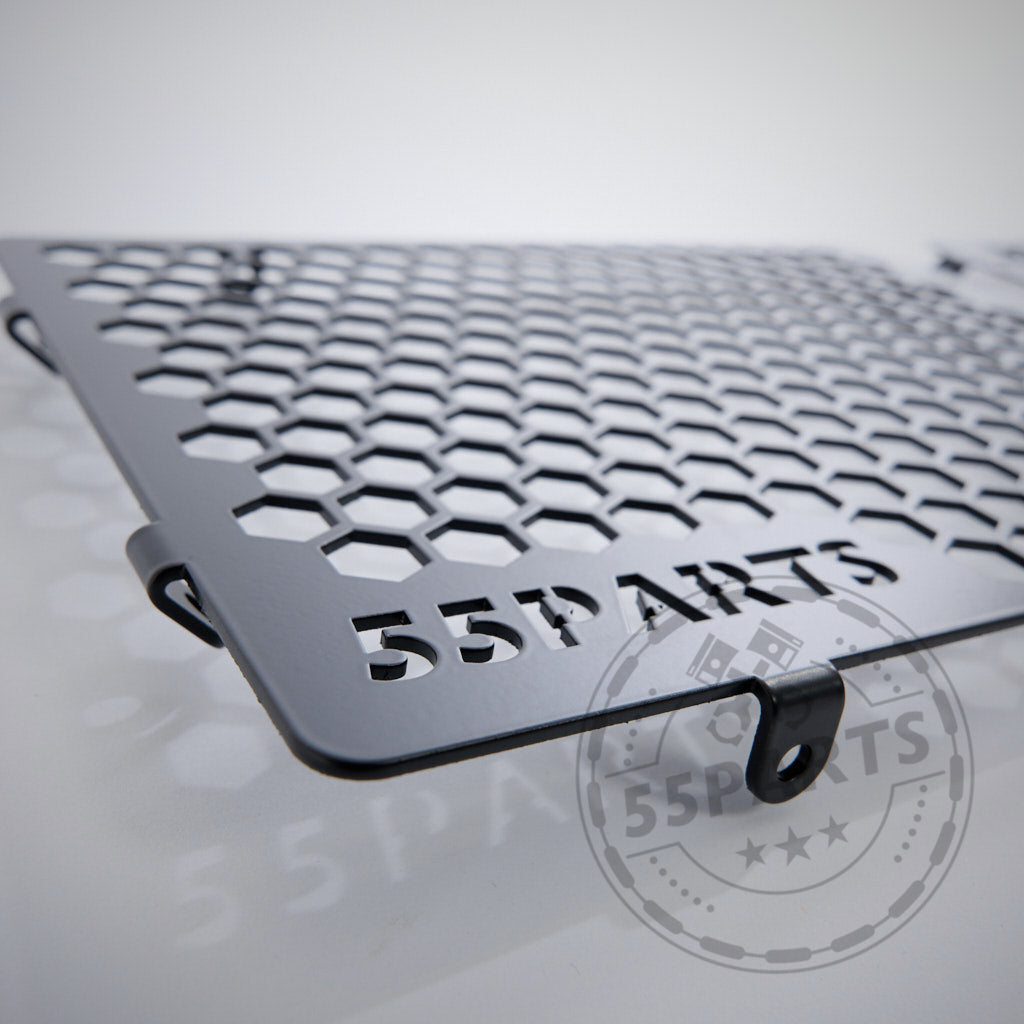 Nahaufnahme des 55Parts Special Aluminium Radhaus-Gitters für G8x M2, M3 und M4 Modelle - Sechskantlöcher, Radhausgitter-Ausschnitte und Montagehalterungen machen es ideal für Trackday-Setups.