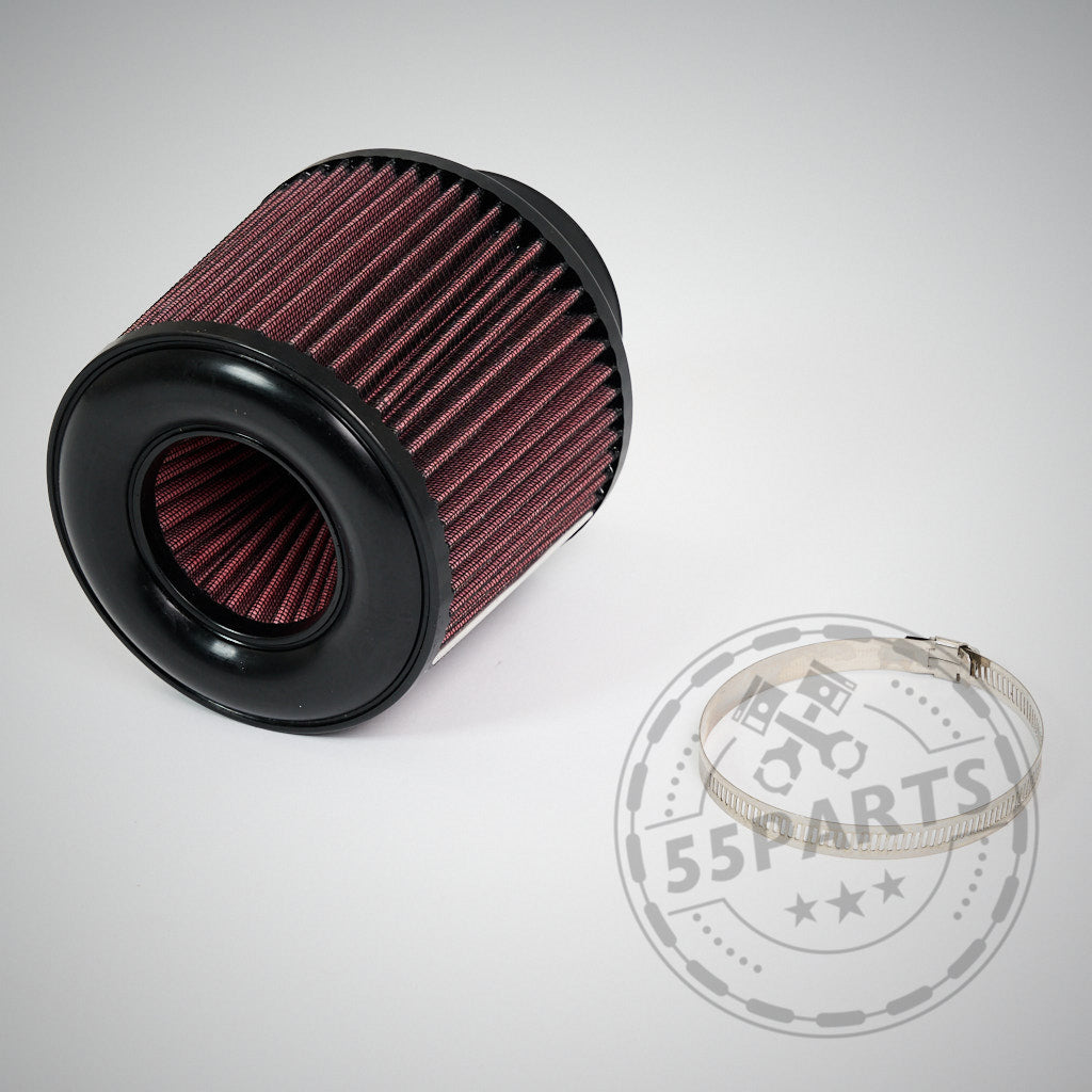 Ein roter zylindrischer 55Parts Austauschfilter für die B58/S58 und N55 offene Ansaugung Luftfilter mit schwarzem Rand ist neben einer Metallschlauchschelle auf weißem Hintergrund platziert.