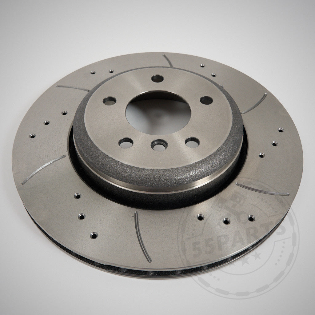 Der 55Parts Spezial-Montagesatz (Bremsscheiben und Buchsen) zur Montage eines 2-Kolben-Performance-Bremssattels an BMW E8x- und E9x-Modellen, abgebildet auf einem schlichten hellen Hintergrund.