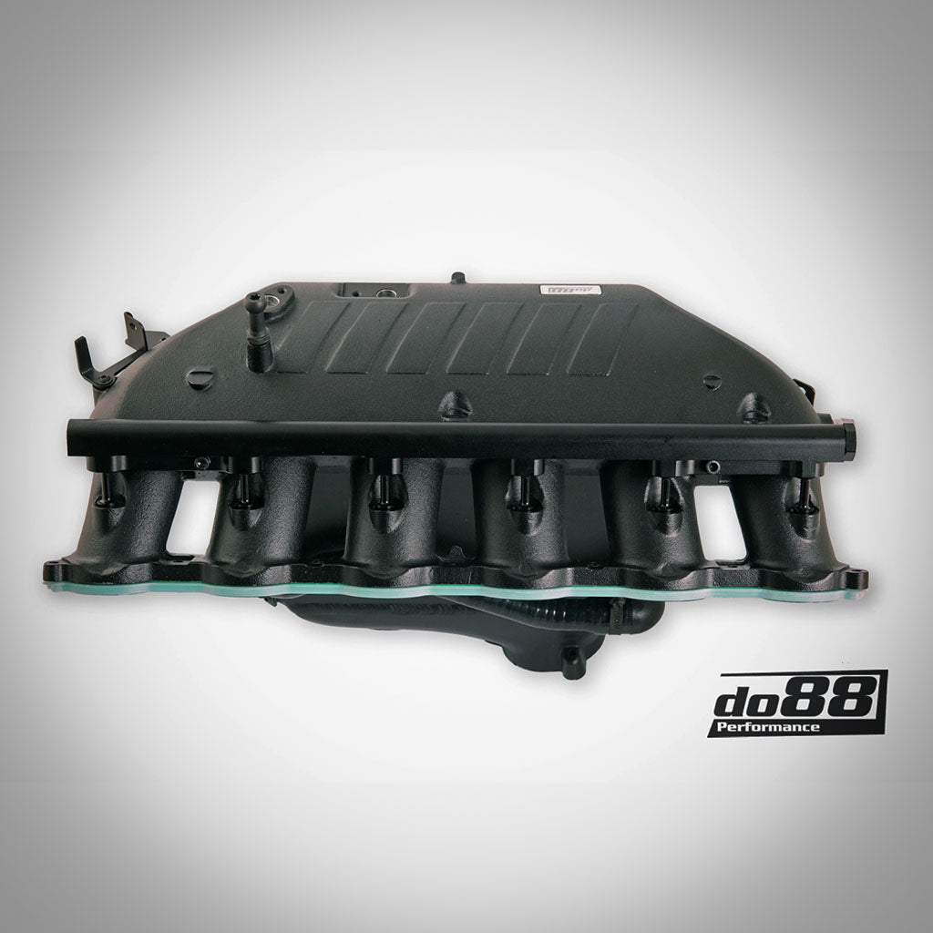 Schwarze DO88 Ansaugbrücke mit integriertem Ladeluftkühler für G87 M2, G80/G81 M3, G82/G83 M4 S58 (inkl. Teilegutachten), mit do88 Logo auf hellgrauem Hintergrund-perfekt für Upgrade- oder Wasser-Ladeluftkühler-Anwendungen.