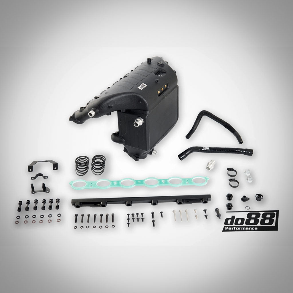 Do88 Ansaugbrücke mit integriertem Ladeluftkühler für G87 M2, G80/G81 M3, G82/G83 M4 S58 inklusive Teilegutachten sowie Hardware, Dichtungen und Schläuche - alles auf weißem Hintergrund angeordnet.