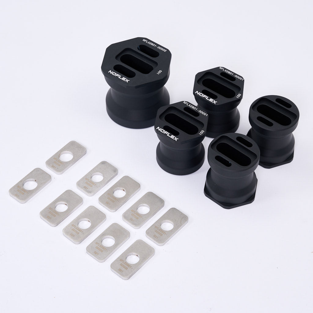 Fünf schwarze NoFlex-Lager und zehn silberne Metallplatten von 55Parts, passend für BMW F8x und G8x M2, M3 und M4 Differentiale, sind auf weißem Hintergrund abgebildet.