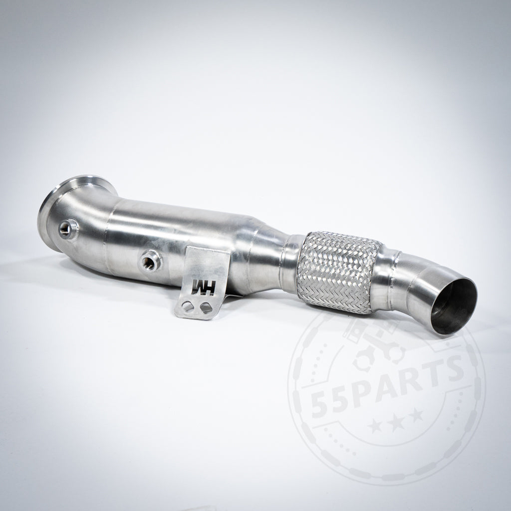 Die 55Parts Special High Flow Downpipe (Euro 6 200 Zeller) von 55Parts & MH Pipes, mit Halter und Flexteil, passend für BMW M140i/M240i/M340i/440i/540i/640i/740i/840i/X3/X4/Z4/Supra B58(TU) F- und G-Serie; abgebildet auf weißem Grund.