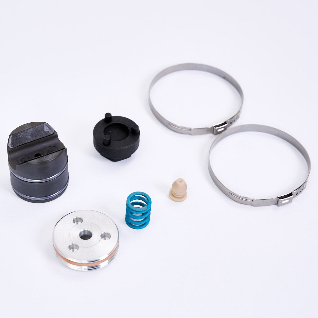 Diverse mechanische Teile, u.a. Metallringe, eine Feder, Kolben und Kunststoffteile von 55Parts-Special EPS Druckstück Reparatursatz inkl. Spezialwerkzeug für BMW 1er, 2er, 3er, 4er F-Serie. Geeignet für Lenkungsreparaturen.