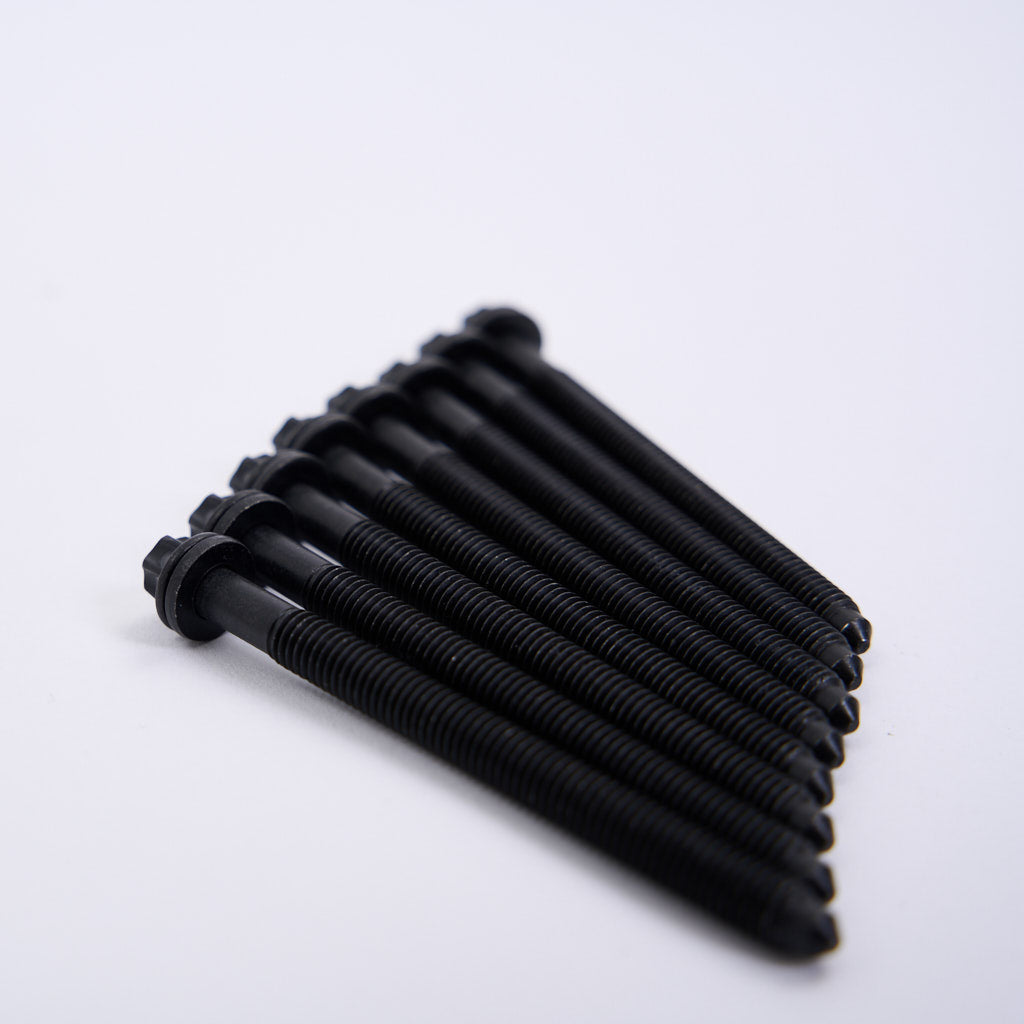 Neun schwarze Sechskantschrauben aus dem 55Parts Einbauset Schraubenset Injektoren passend für BMW B58 S58 sind diagonal in einer Reihe auf einer weißen Fläche angeordnet.