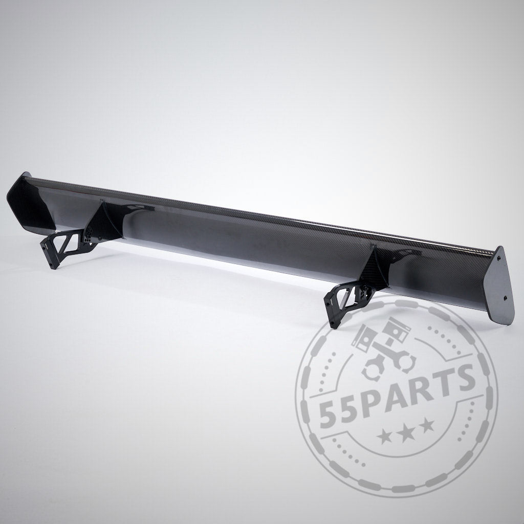 55Parts GT4 Carbon Heckspoiler Motorsport, passend für fast alle BMW Modelle, inklusive Teilegutachten und Metallhalterungen, präsentiert auf weißem Hintergrund.
