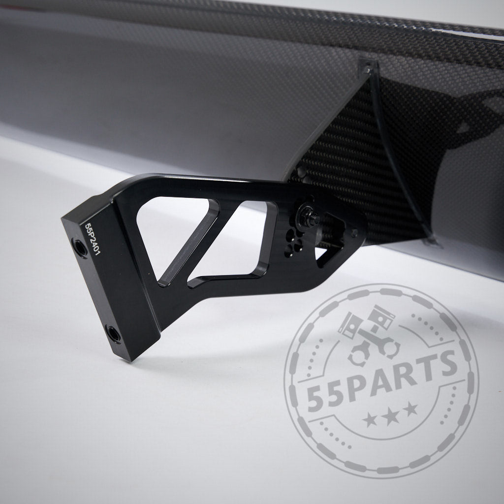 Nahaufnahme des 55Parts GT4 Carbon Heckspoilers Motorsport, passend für fast alle BMW Modelle inklusive Teilegutachten, mit Metallhalterung und 55Parts Logo-Wasserzeichen.