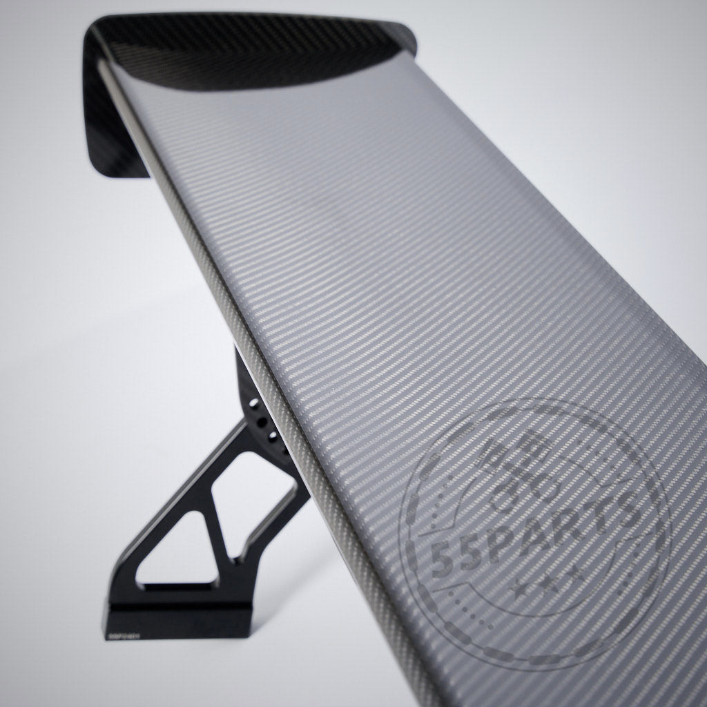 Nahaufnahme eines 55Parts GT4 Carbon Heckspoiler Spoiler Motorsport mit Metallträger, passend für fast alle BMW Modelle. INKLUSIVE TEILEGUTACHTEN!.