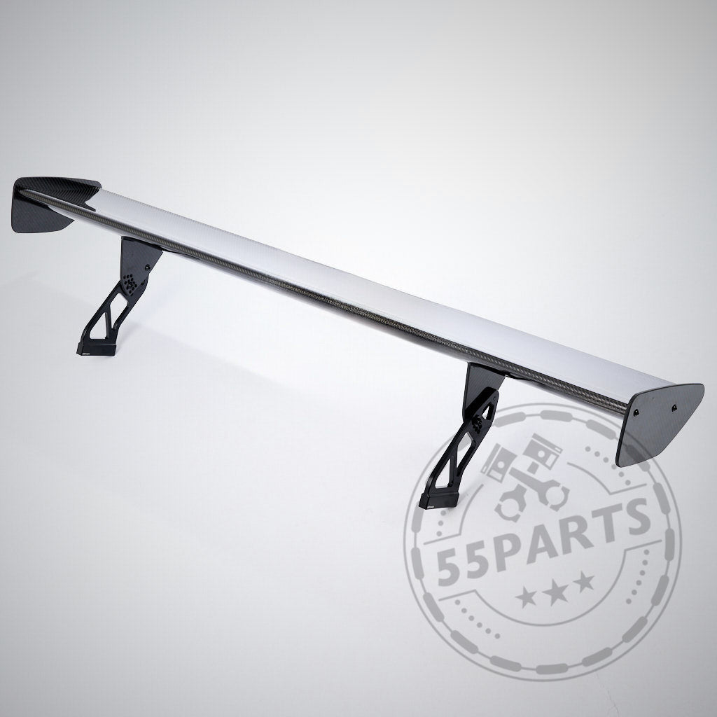Der 55Parts GT4 Carbon Heckspoiler Spoiler Motorsport, passend für fast alle BMW Modelle inklusive Teilegutachten, ist in Schwarz und Silber mit Befestigungswinkeln auf weißem Hintergrund abgebildet.