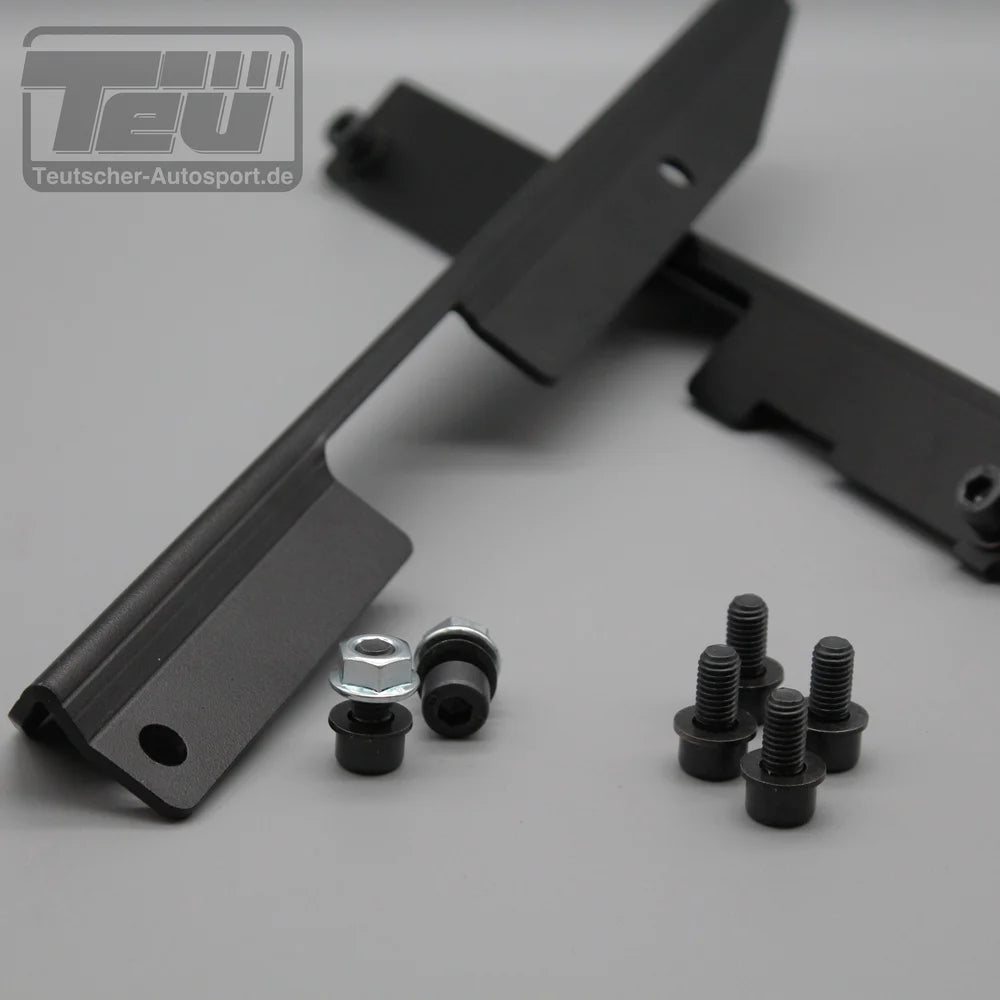 Schwarze Metall-Autokonsolen mit Schrauben und Muttern auf grauer Oberfläche, TEU-Logo oben links. Teutscher Recaro Sportster CS Sitzkonsolen, passend für BMW E/F/G-Serie & Toyota Supra A90 incl. Materialnachweis.