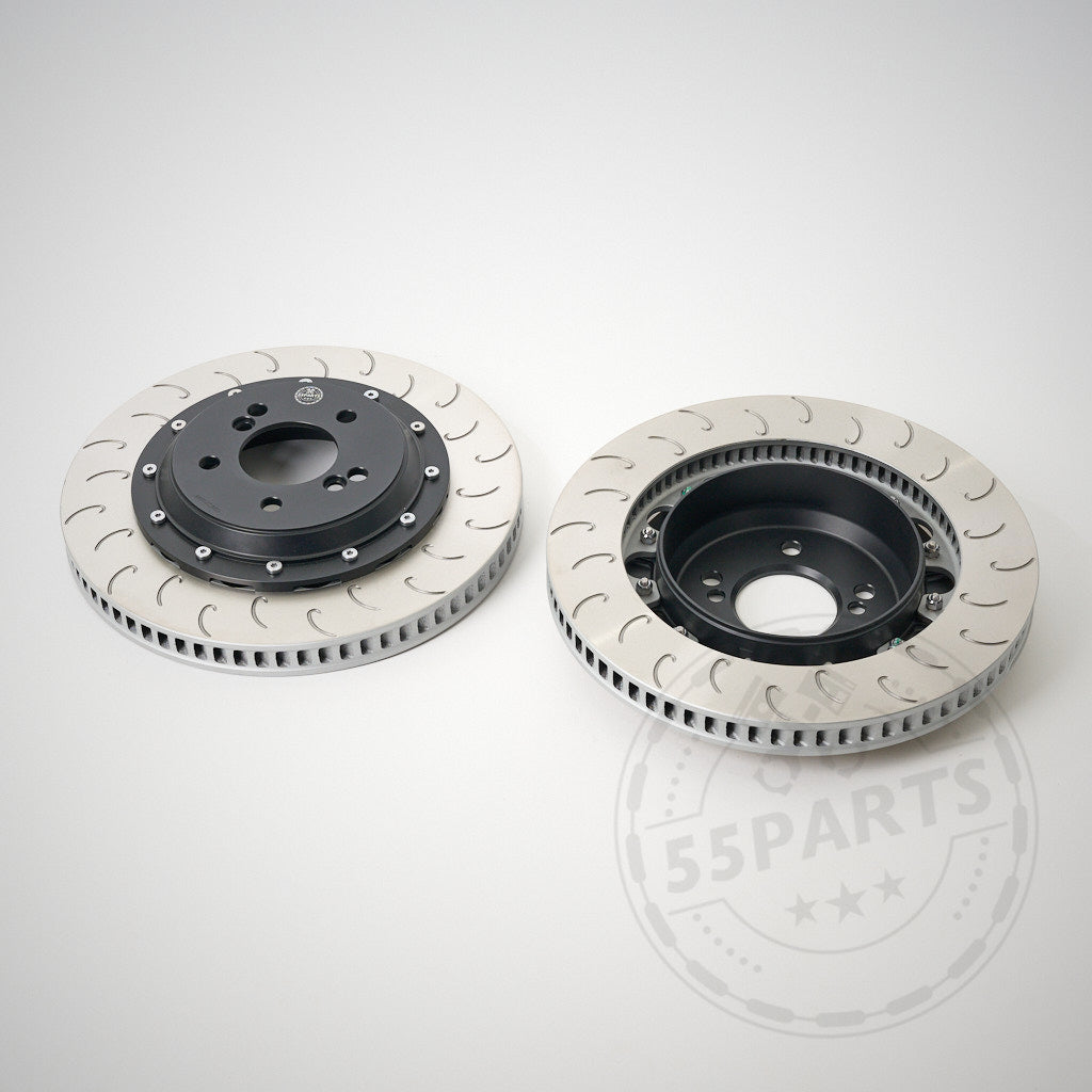 Zwei belüftete und geschlitzte 55Parts-Sonderangebote: Aftermarket-Ersatz-Reibringe-J-Hook-Bremsscheiben für AP Racing Bremsanlagen, abgebildet auf hellgrauem Hintergrund – eine nach oben, eine nach unten – ideal für die Leistung auf der Rennstrecke.