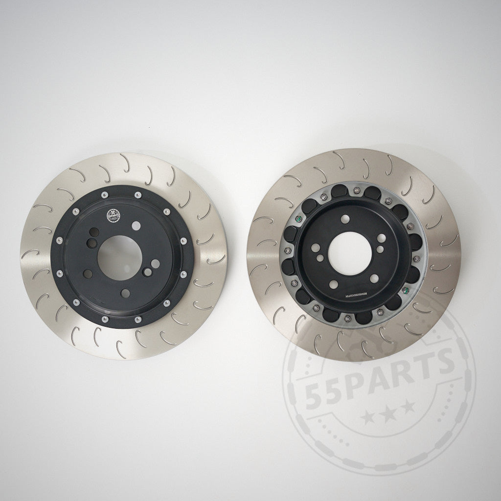 Ein Paar 55Parts Special Aftermarket Ersatz-Reibringe J-Hook-Scheiben für AP Racing-Bremsen, mit schwarzen Mitten, perfekt passend für BMWs auf der Rennstrecke, abgebildet auf hellem Hintergrund.