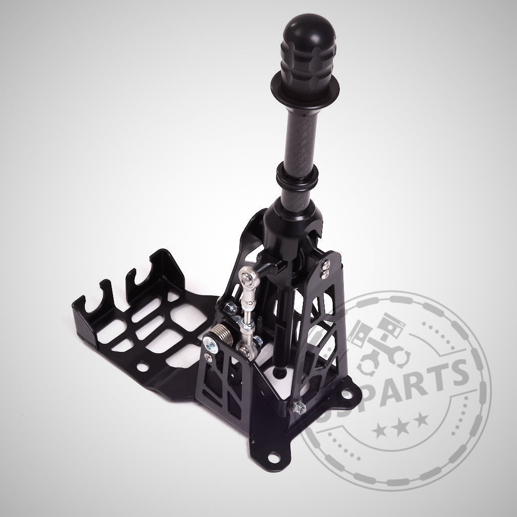 Der HRE Shortshifter passend für GR Yaris von HRE, mit schwarzem Falzboden, wird für die Toyota GR Yaris Seilzugschaltung vor einem hellen Hintergrund gezeigt.