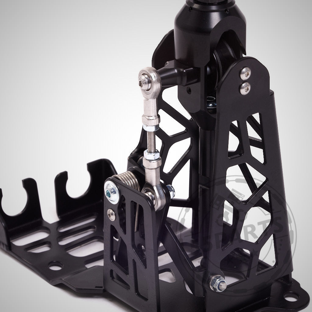 Nahaufnahme eines HRE Shortshifters aus schwarzem Metall von HRE, der für den GR Yaris entwickelt wurde und über komplizierte Ausschnitte und einstellbare Komponenten verfügt.