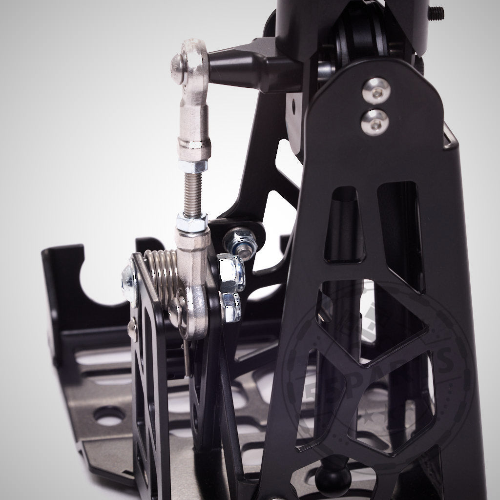 Der HRE Shortshifter von HRE ist ein schwarzes Metallgerät mit einem silbernen Griff, konzipiert für die Seilzugschaltung im Toyota GR Yaris.