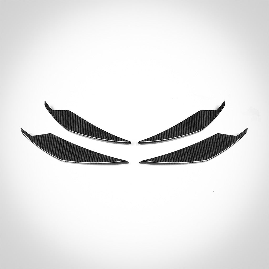 Vier Twistnfix TNF+ Front Canards Carbon passend für BMW M3 (G80/G81) M4 (G82/G83) inkl. Teilegutachten, symmetrisch angeordnet auf weißem Hintergrund.