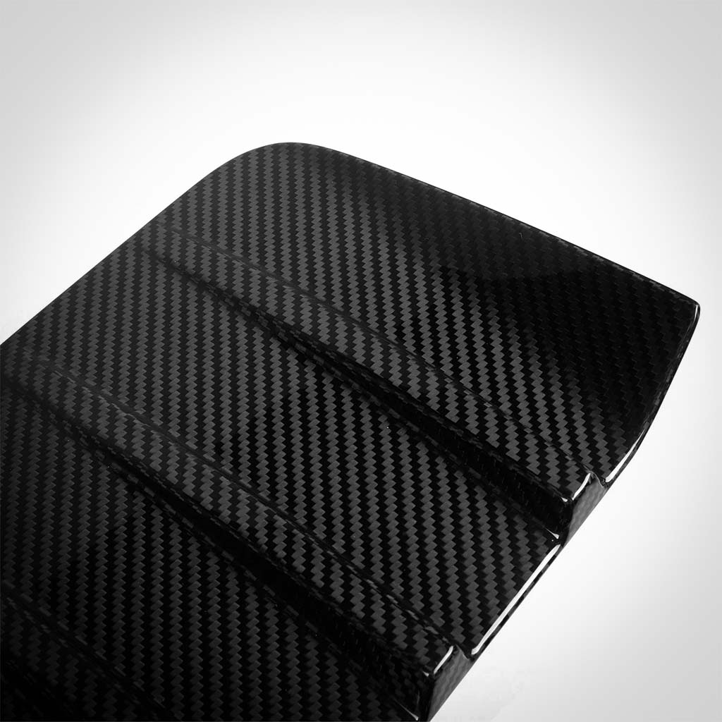 Die Twistnfix TNF+ Einsätze für Heckstoßstange Carbon, passend für BMW M2 (G87), bestehen aus glänzender Prepreg-Kohlefaser mit diagonaler Struktur und Erhebungen - ideal für eine sportliche Optik, incl. Teilegutachten.