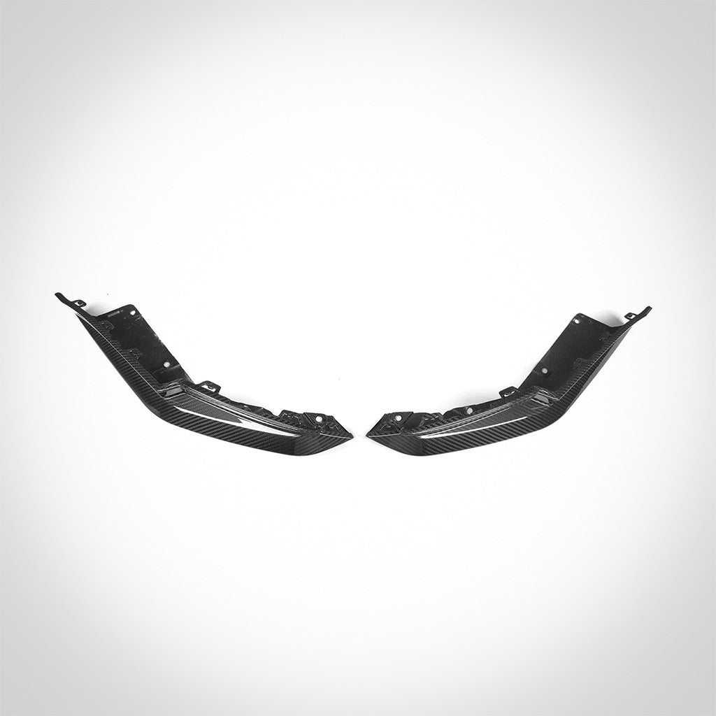 Zwei schwarze, L-förmige TNF+ Heck Seitendiffusoren Carbon von Twistnfix für BMW M3 (G80/G81), inkl. Teilegutachten, mit strukturierten Prepreg-Carbon Oberflächen, symmetrisch auf weißem Hintergrund platziert.