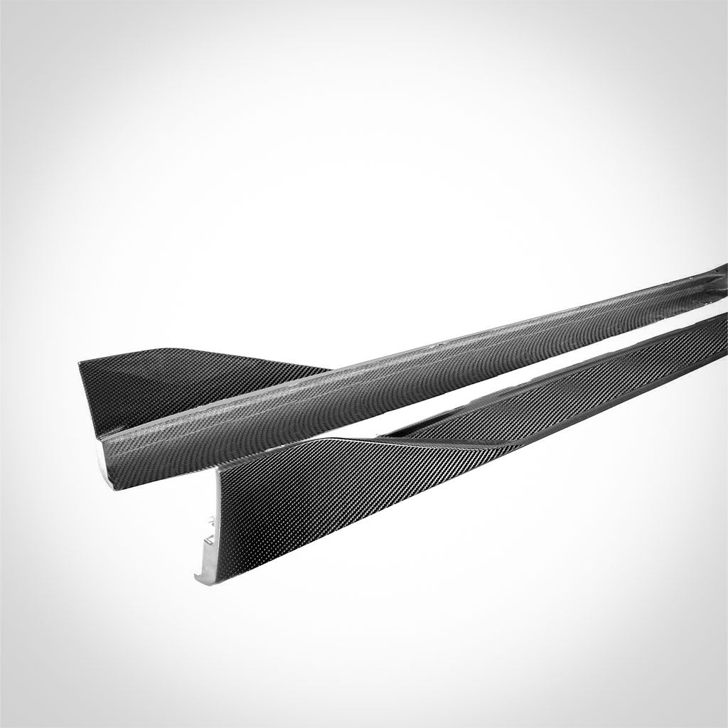 Zwei TNF+ Performance Seitenschweller Carbon von Twistnfix, passend für BMW M4 (G82/G83) incl. Teilegutachten, sind diagonal auf weißem Grund positioniert und unterstreichen den sportlichen Look.