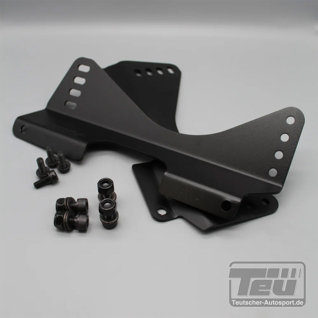 Schwarze Metall-Sitzhalterungen mit Befestigungslöchern, Schrauben und Muttern für Volkswagen Golf V, Audi A3 8P, Audi TT 8J. Inklusive Materialzertifikat. Produkt: Teutscher Recaro/Sparco/OMP Sitzkonsolen auf grauem Hintergrund.