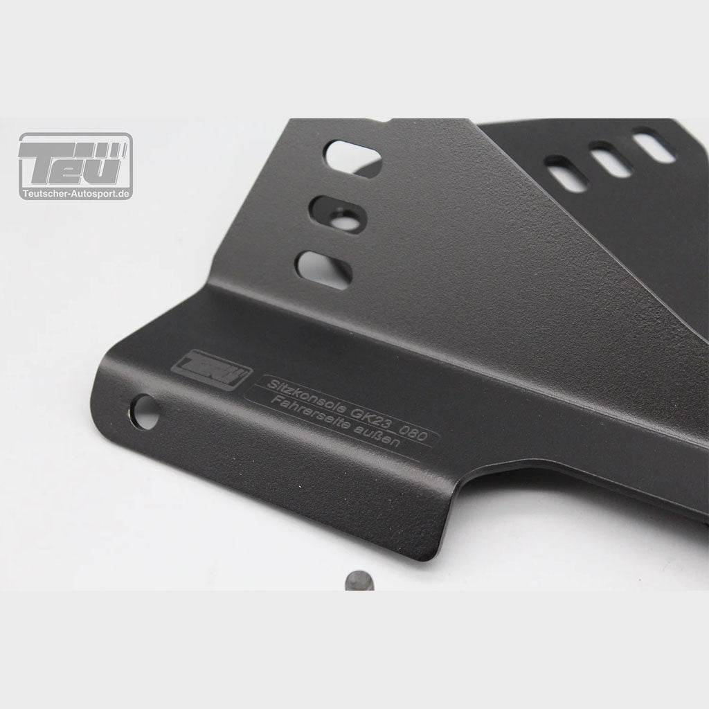 Nahaufnahme einer schwarzen Teutscher Sitzkonsole, passend für Recaro/Sparco/OMP, geeignet für VW Golf V, Audi A3 8P & TT 8J inkl. Materialnachweis, ideal als Adapter auf hellem Hintergrund.