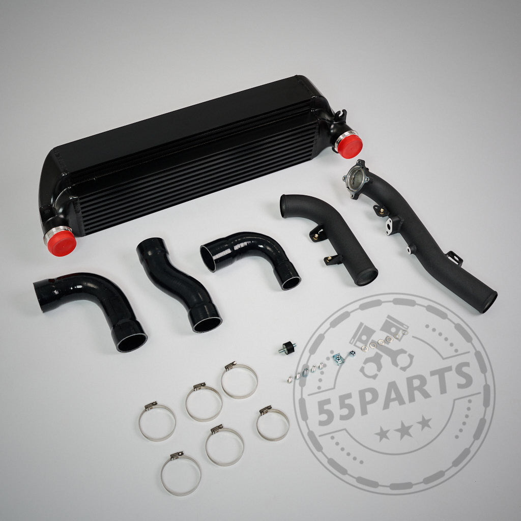55Parts Exclusive: Upgrade Ladeluftkühler passend für Toyota GR Yaris in Schwarz, inklusive Rohre, Schellen und Montagesatz. Präsentiert vor weißem Hintergrund mit 55Parts-Logo für maximalen Fahrspaß.