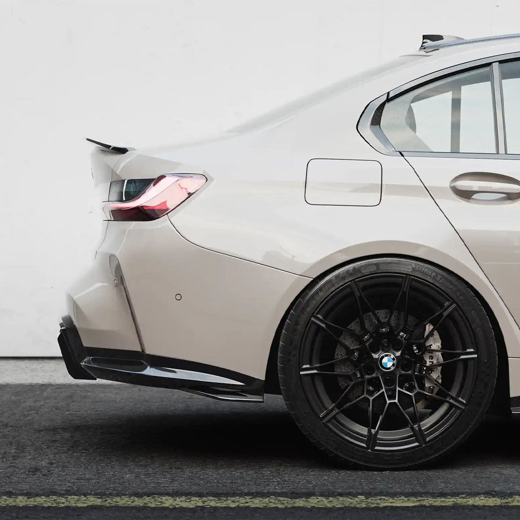 Seitenansicht eines beigen BMW M3 G80 mit einem ZAERO Design EVO-S Heckspoiler, der den Hinterreifen, das Rad und das Rücklicht vor einer weißen Wand für einen OEM+ Look hervorhebt.