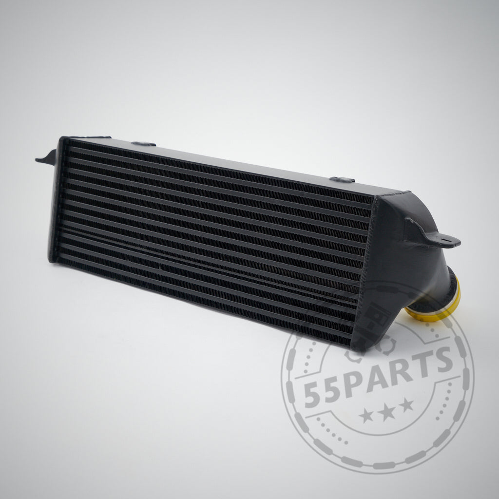 Upgrade Ladeluftkühler passend für BMW E8x E9x 118D 120D 123D 320D N47 mit seitlichem Ein- und Auslass in Schwarz auf hellem Hintergrund mit 55Parts-Wasserzeichen abgebildet.