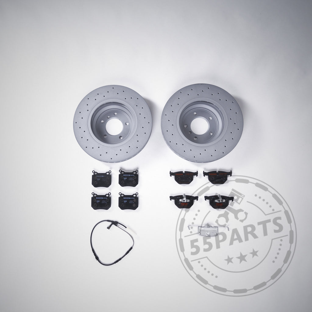 Das 55Parts Special Bremsen (Upgrade) Set für BMW 1er/2er F2x 35i/40i (345mm) beinhaltet zwei gelochte Bremsscheiben, acht Bremsbeläge, einen Draht und Kleinteile - alles von der Marke 55Parts.