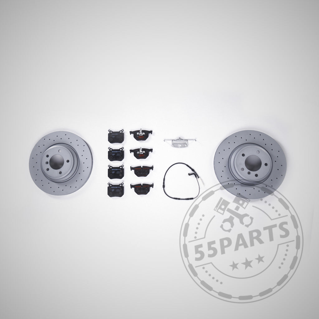 Das 55Parts Special Bremsen Upgrade Set Hinterachse für BMW 1er/2er F2x (35i, 40i, 345mm) beinhaltet zwei gebohrte Bremsscheiben, Bremsscheibenbeläge, ein Sensorkabel und Hardware auf hellgrauem Hintergrund.