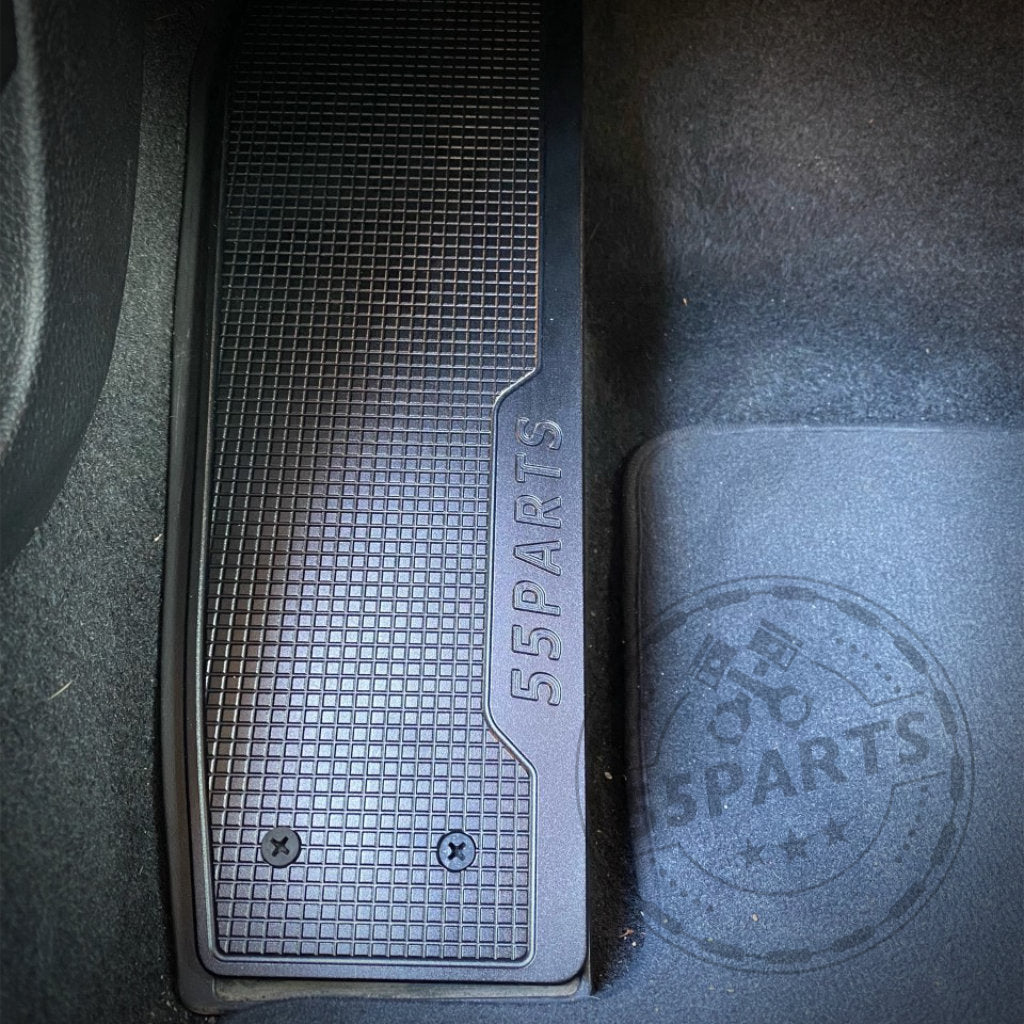 Nahaufnahme des 55Parts-Specials: Aluminium-Fußstützen-Fußablage mit 55Parts-Logo, entworfen für die Modelle BMW F2x, F3x und F8x.