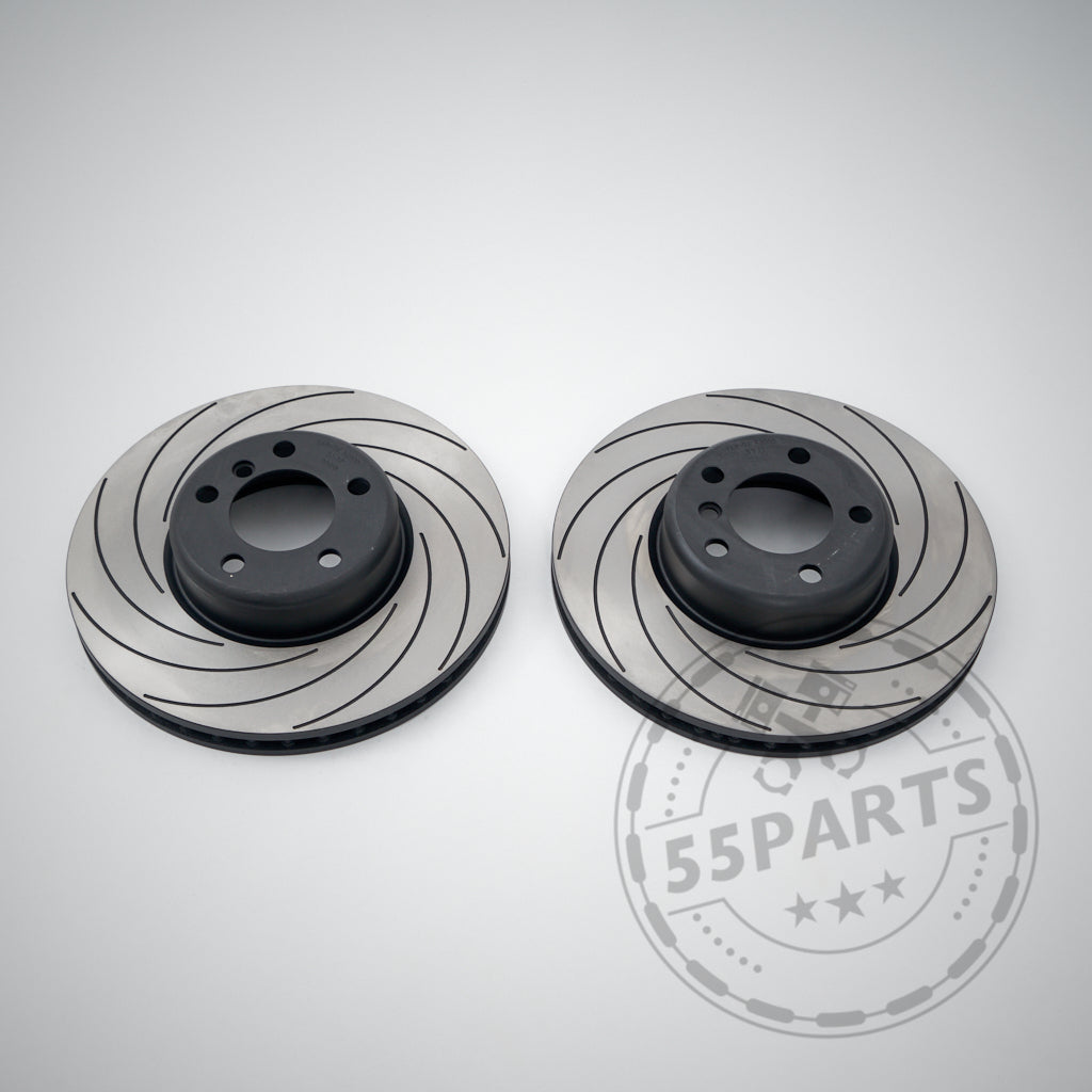 Zwei Tarox F2000 Upgrade Bremsscheiben passend für BMW 3er E9x 335i werden auf grauem Hintergrund als mögliche Bremsenupgrades angezeigt. Wasserzeichen "55Parts" ist sichtbar.