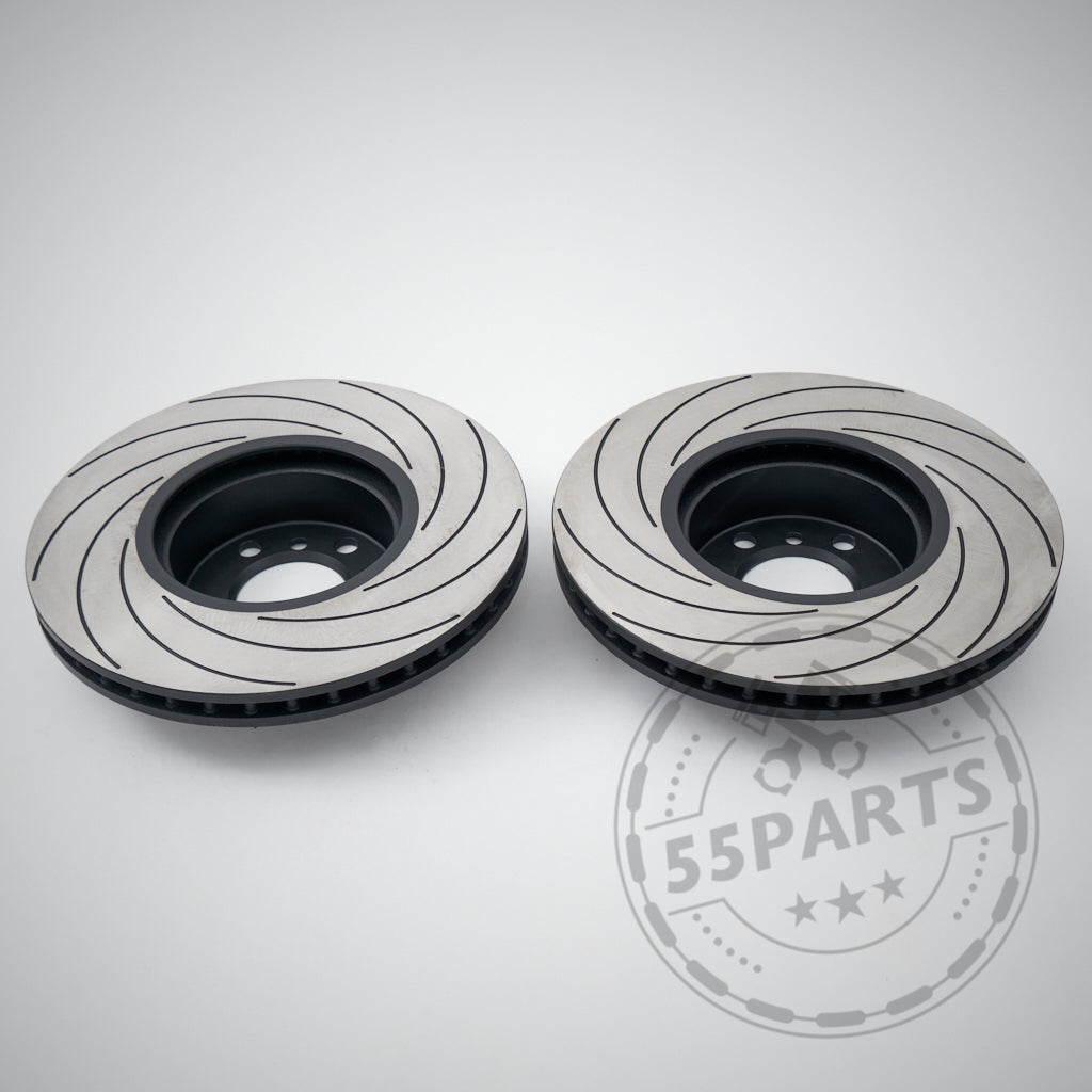 The 55Parts Tarox F2000 Upgrade Bremsscheiben Hinterachse passend für BMW 3er E9x 335i – zwei ventilierte, geschlitzte Discs auf hellem Hintergrund mit Wasserzeichen, perfekt für Rennstrecke oder Bremsenupgrade über Serienbremsen hinaus.